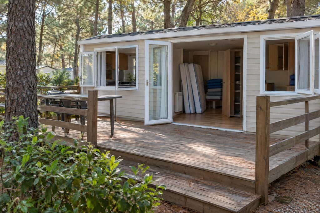 Mobil-home aéré, fenêtres ouvertes, matelas relevés et placards entrouverts avant la fermeture d’hiver